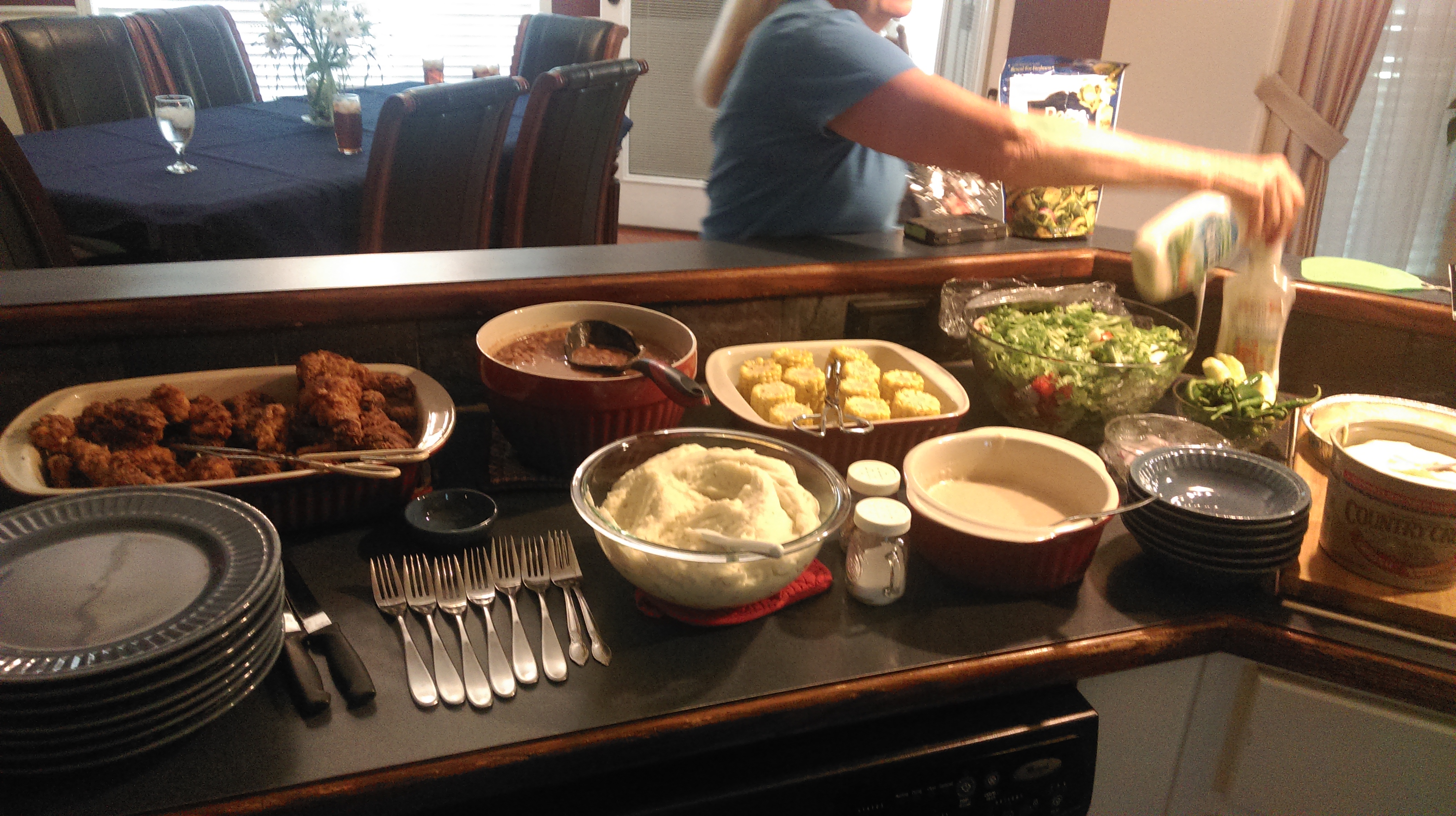David外祖母家的晚宴，炸鸡、豆汤、土豆泥、玉米（怎么这么甜）、沙拉等