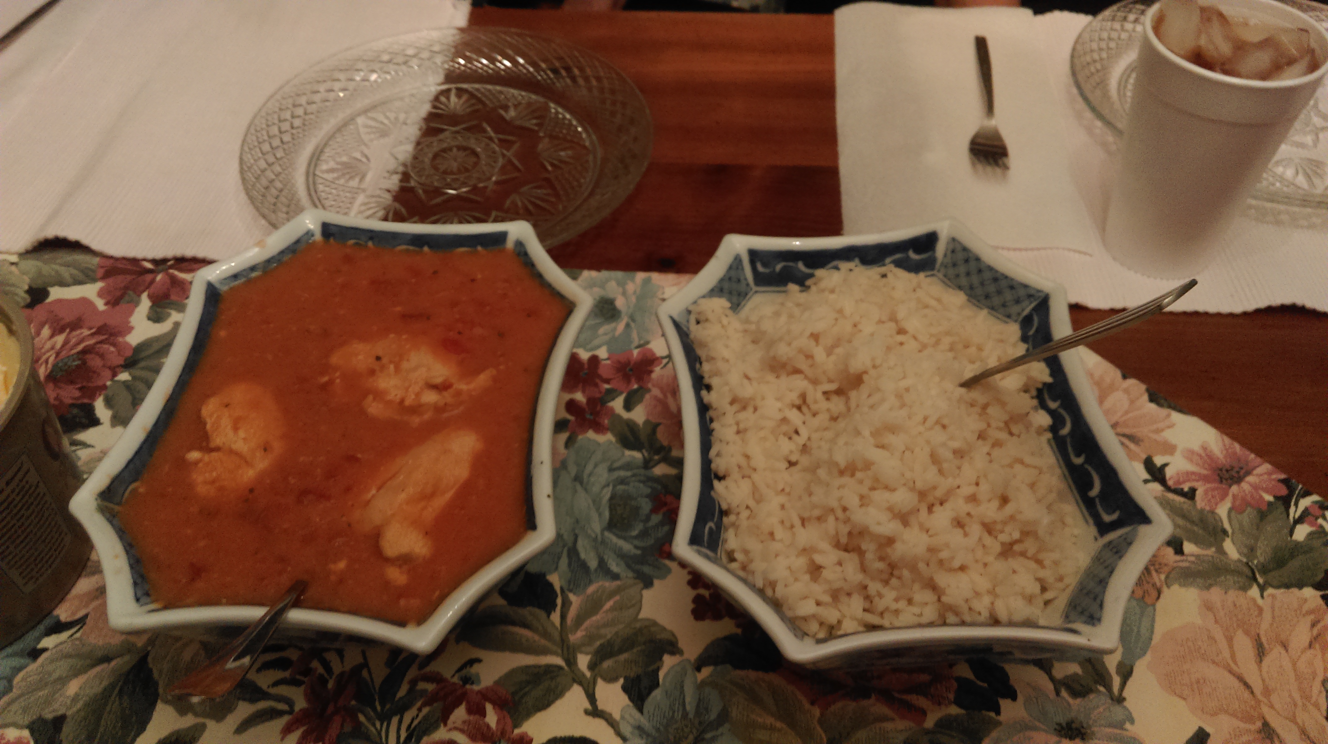 这次总算像真米饭了…米饭和番茄鸡肉拌在一起吃，据说是墨西哥风味…