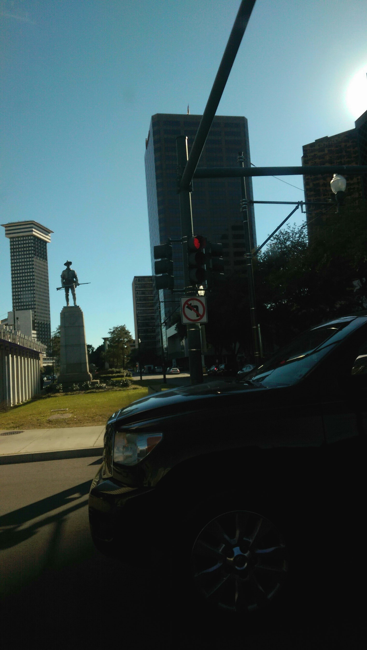 雕像及远方的 Plaza Tower