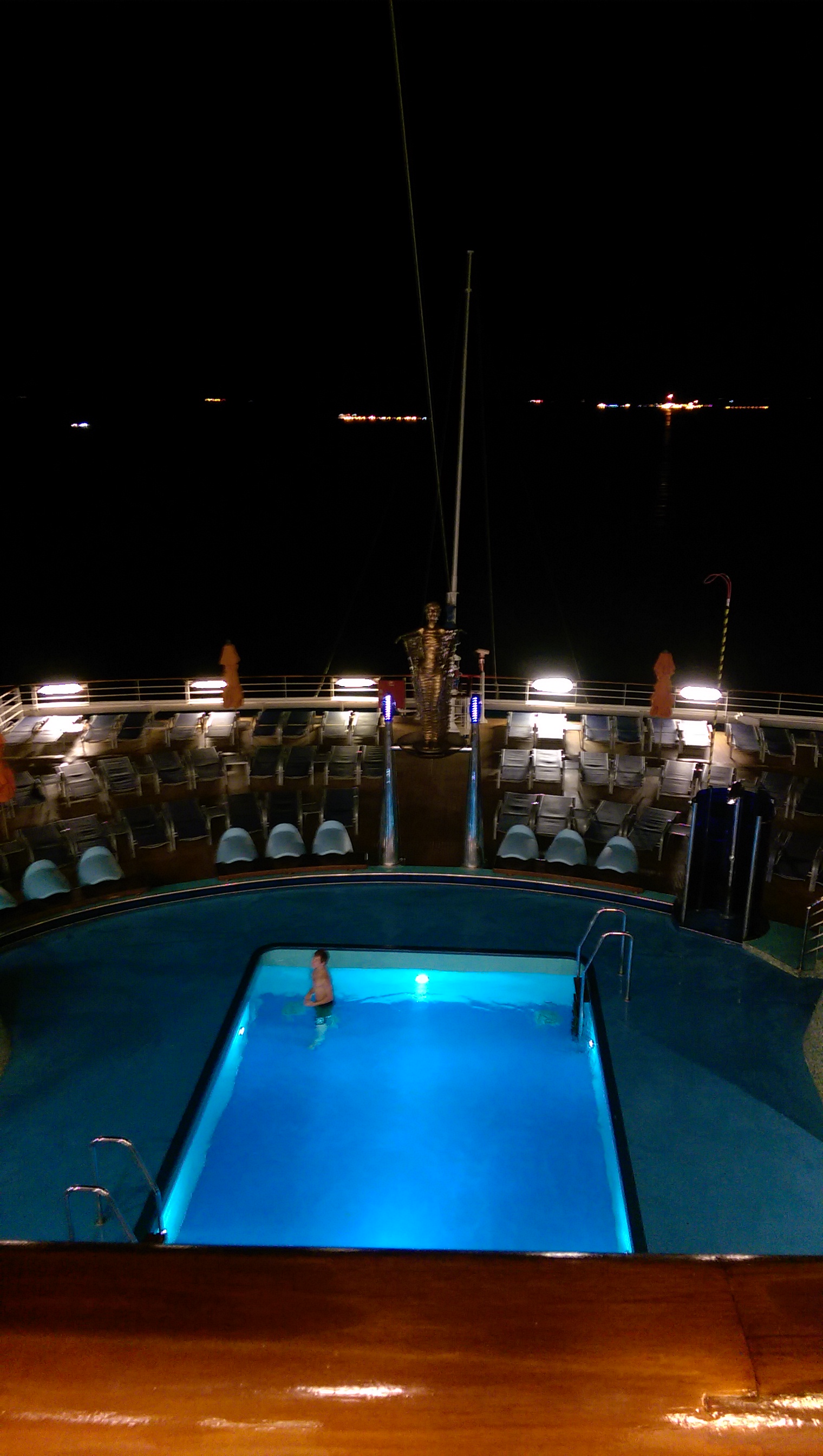 夜间甲板后部的游泳池。摄于11层