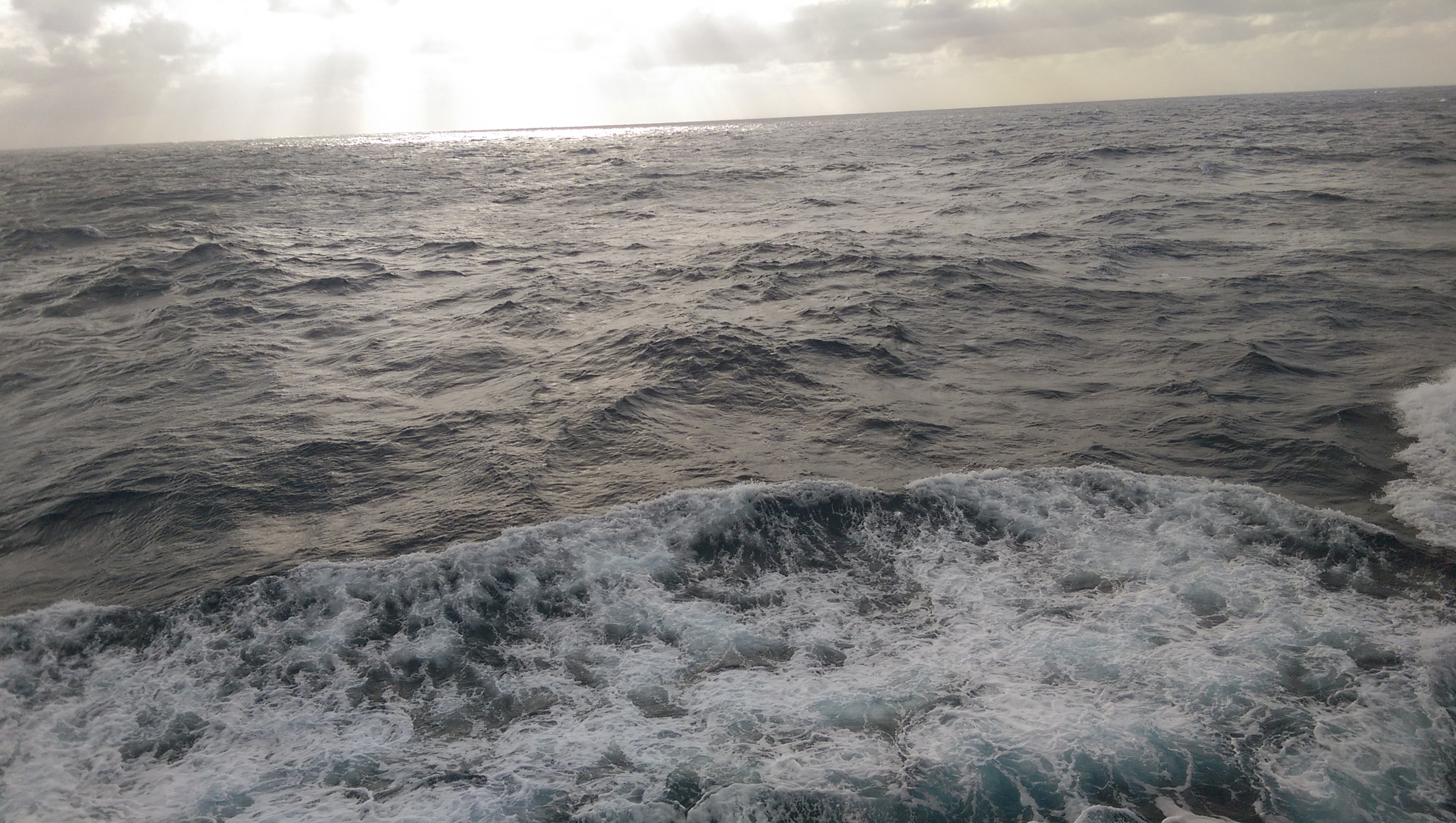 傍晚再看海水已经不忍直视啦..大概有20英尺高的浪，浪，浪..（远方似乎是云隙间透来的光线）摄于第2层