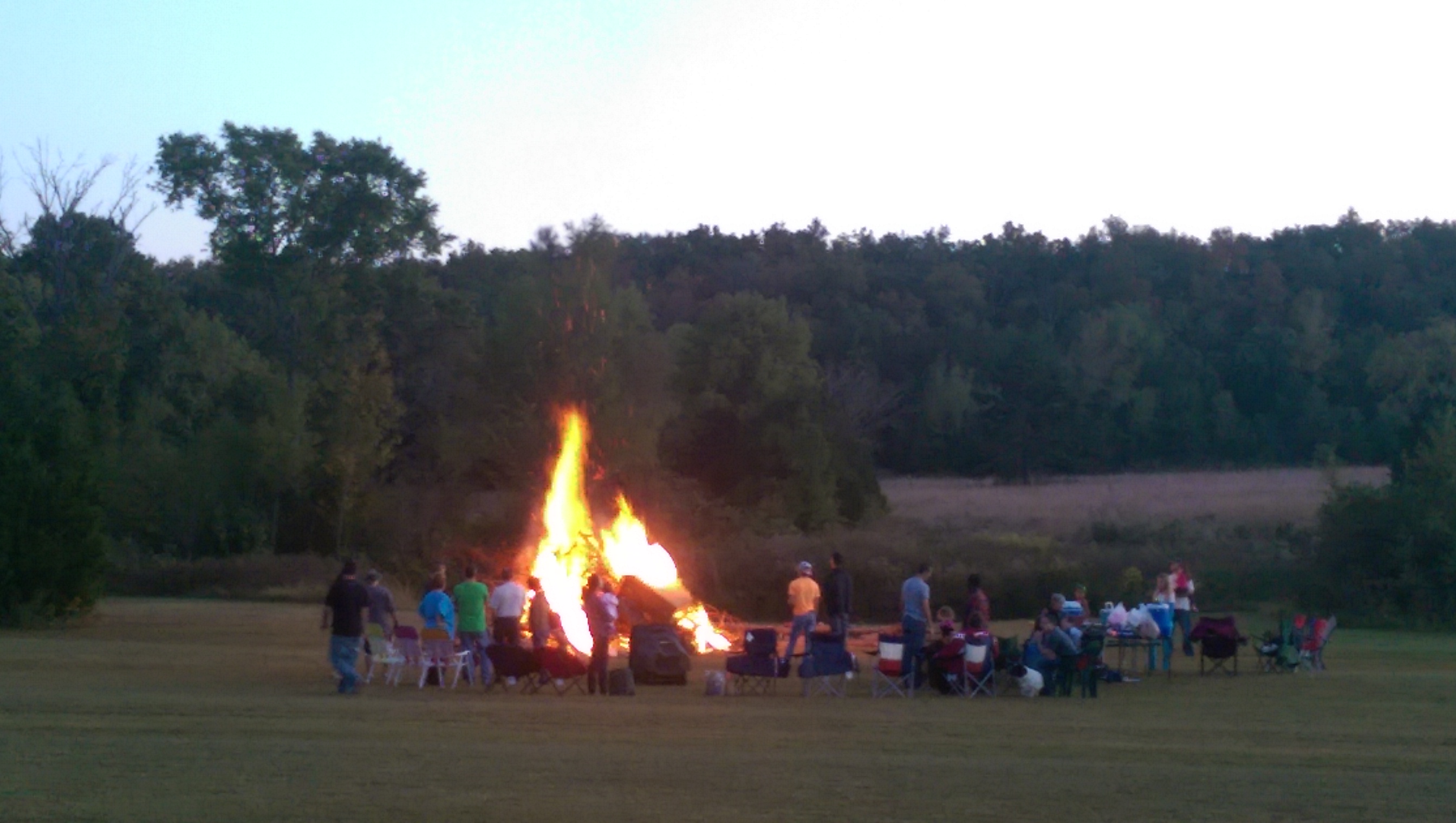 onfire Party，即篝火晚会。这张图是在篝火烧的最旺的时候拍到的，感觉在30 ft开外都能感受到热量