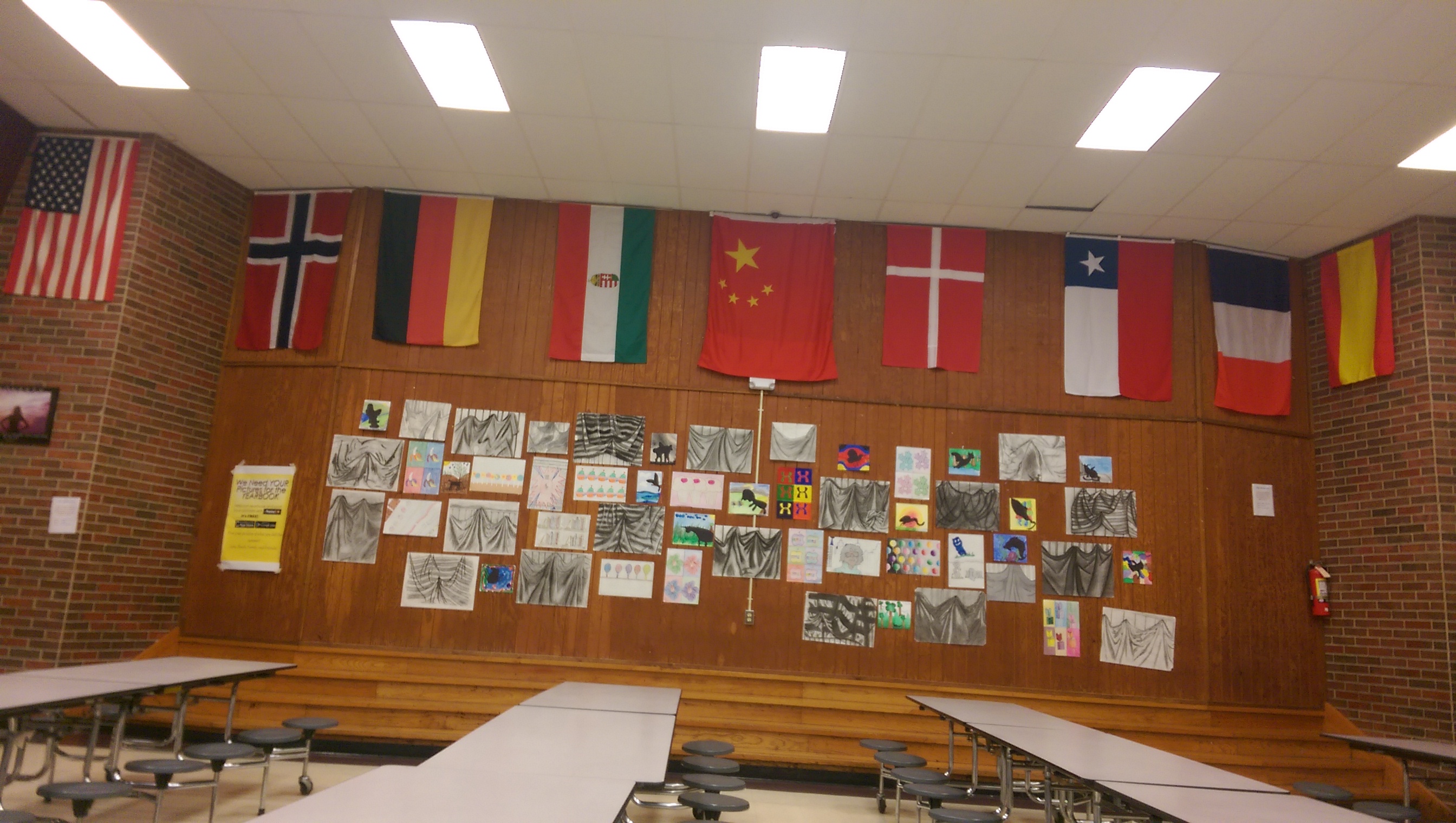 餐厅（公共区）的各国国旗以及学生画作。很高兴瓷国居然给摆中间了2333