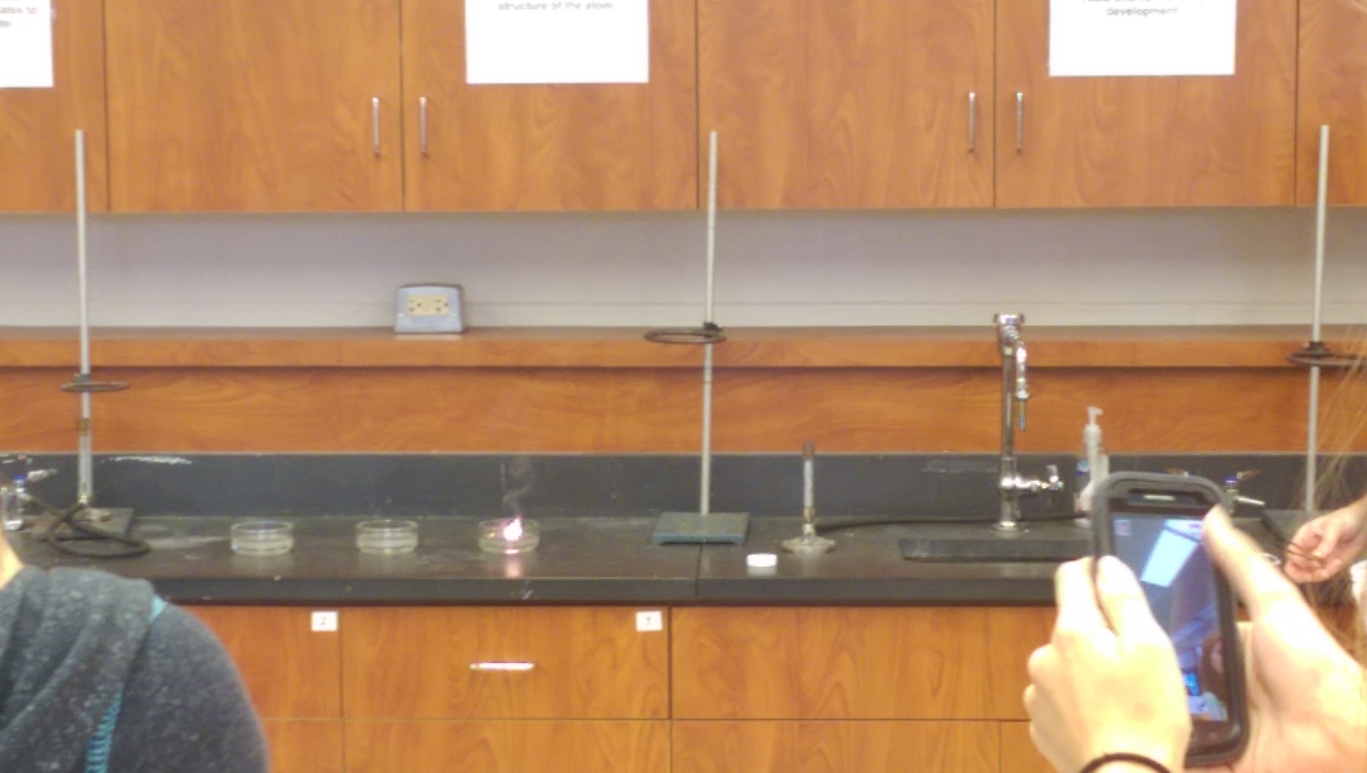 化学课老师演示了一下金属钠和水的反应…