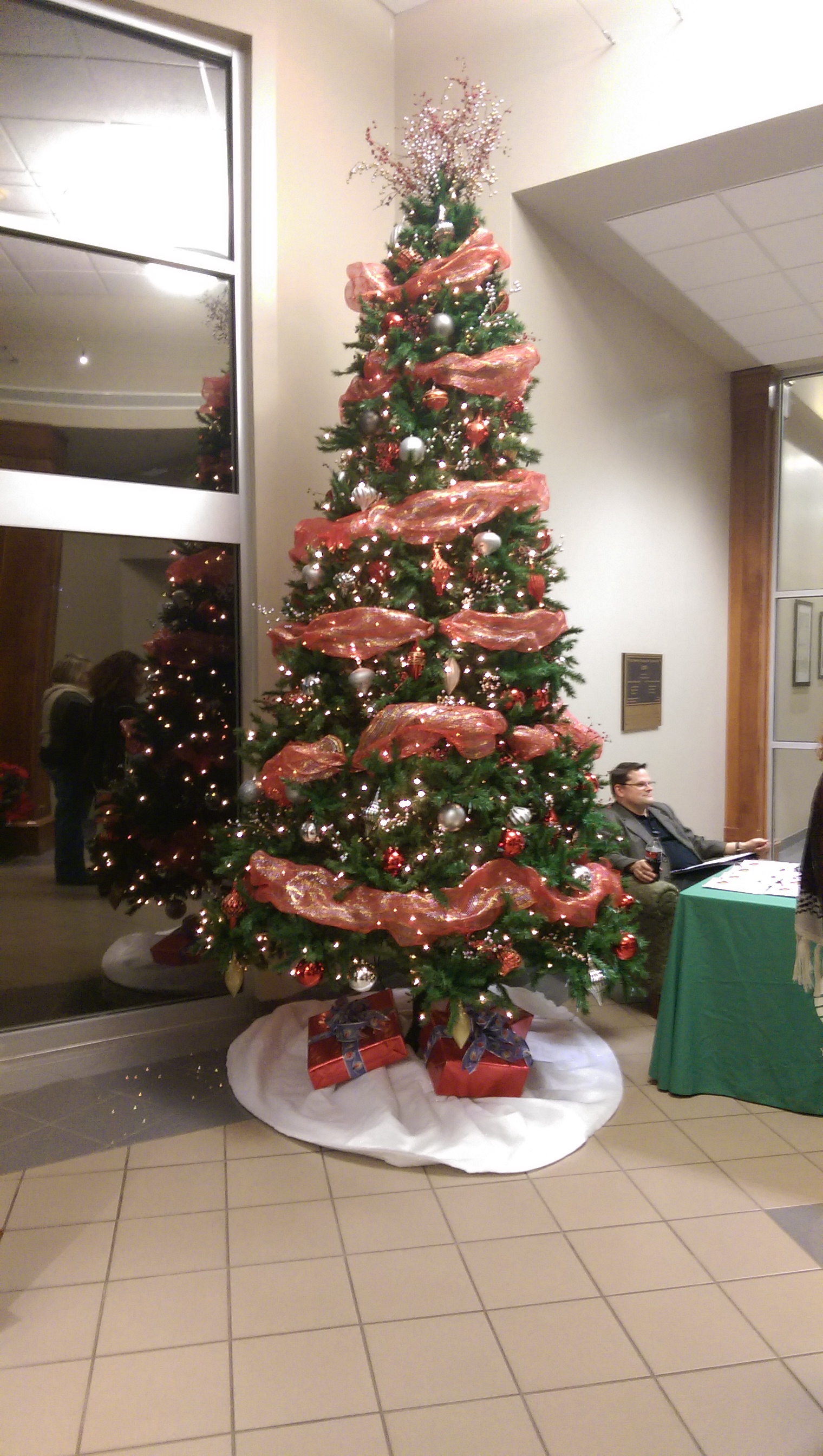 住家公司里的巨型圣诞树…嗯