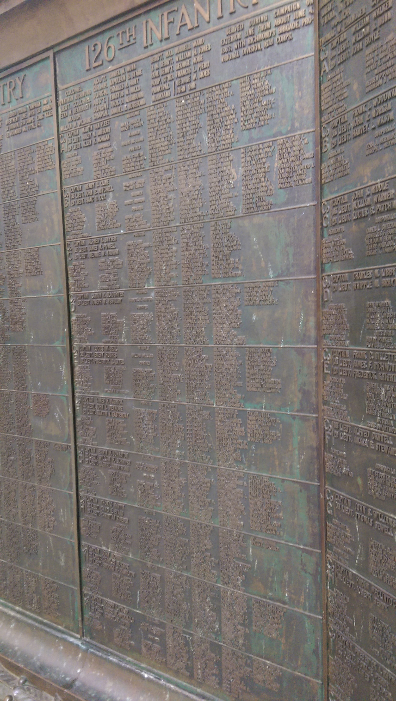 墙壁上都是类似的碑文，载刻着一些阵亡将士的名字