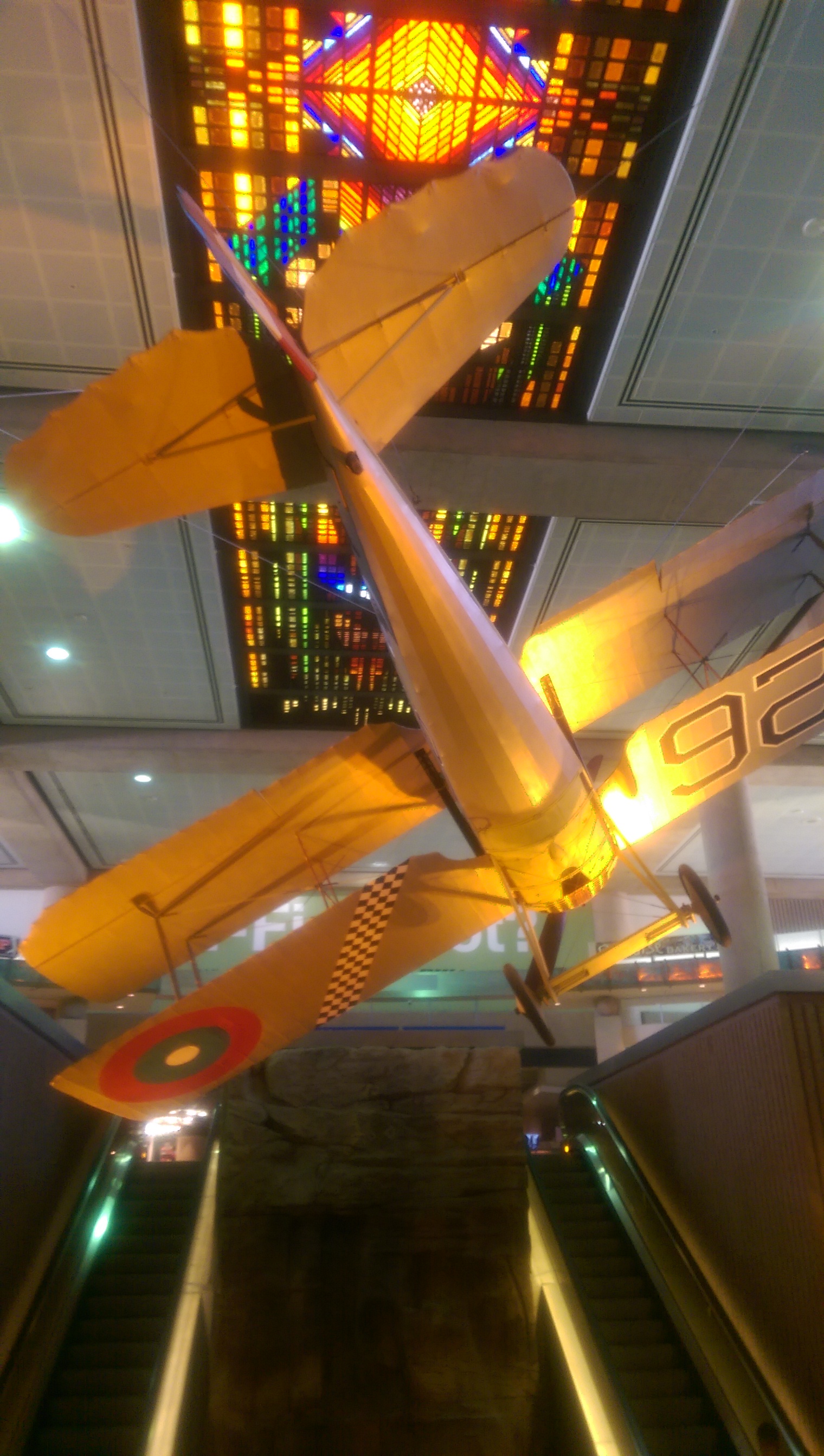 凤凰城 Sky Harbour 机场（我喜欢这名字）里悬挂的老飞机（模型？）