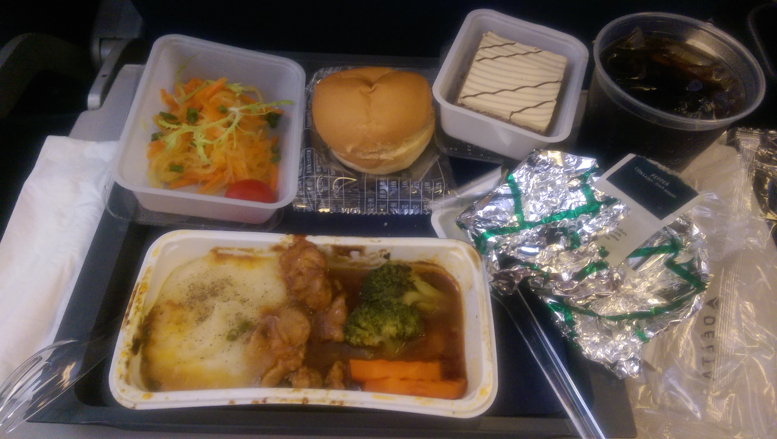飞机餐。也不知道是坐同一个航空公司或者运气不好或者根本他们懒得换，反正吃到了跟上次很相像的食物