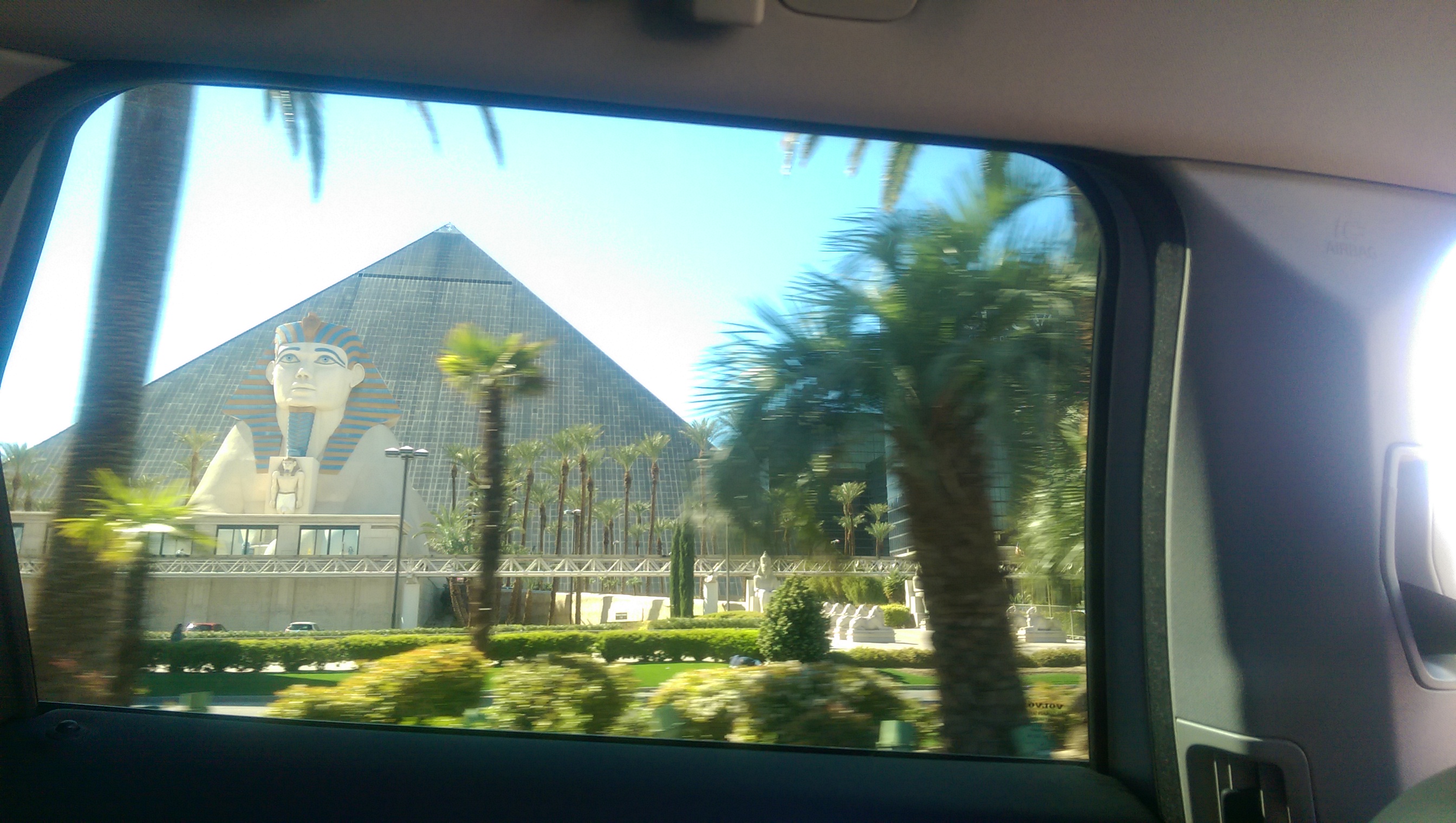 这个赌场由于没有时间走近，只能贴一张车里面拍的照片啦~很明显是埃及法老金字塔什么的