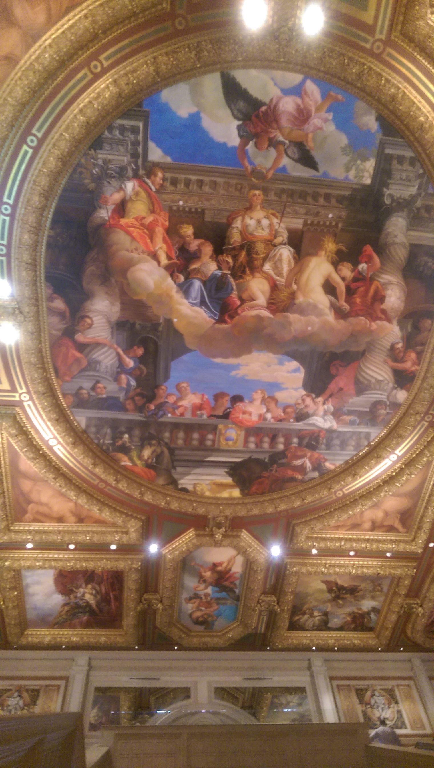 这是某威尼斯风格赌场内部，抬头一看差点给吓尿，全是仿中世纪风格的壁画