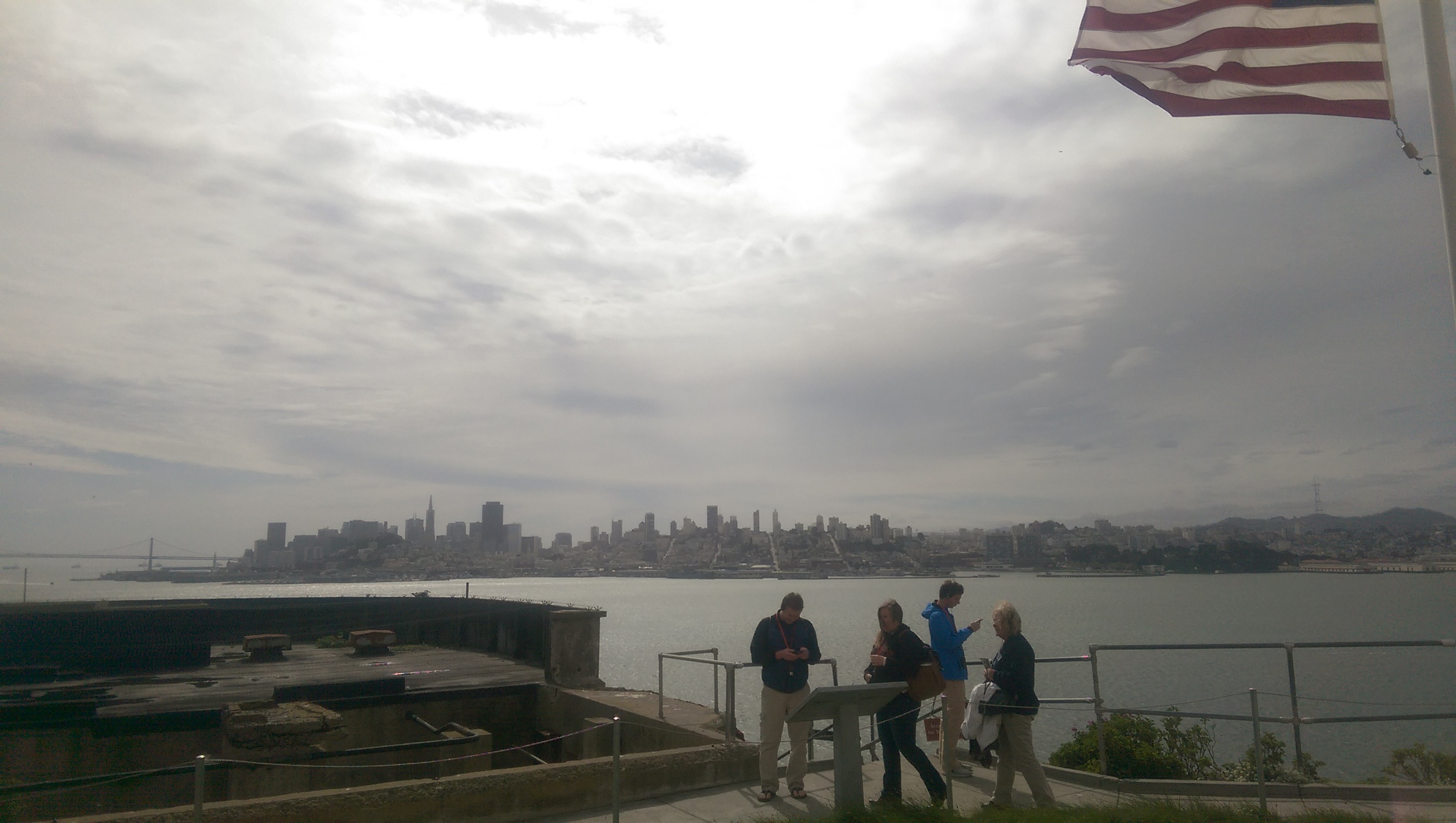 在岛上远观旧金山。Alcatraz岛离自由看起来只有一线之隔