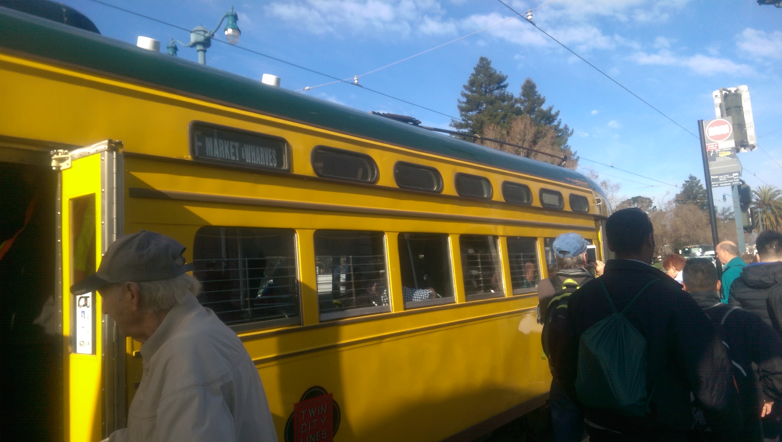 旧金山的特色电车线路[Historical Line]，车厢内外透露着一股上世纪的气息